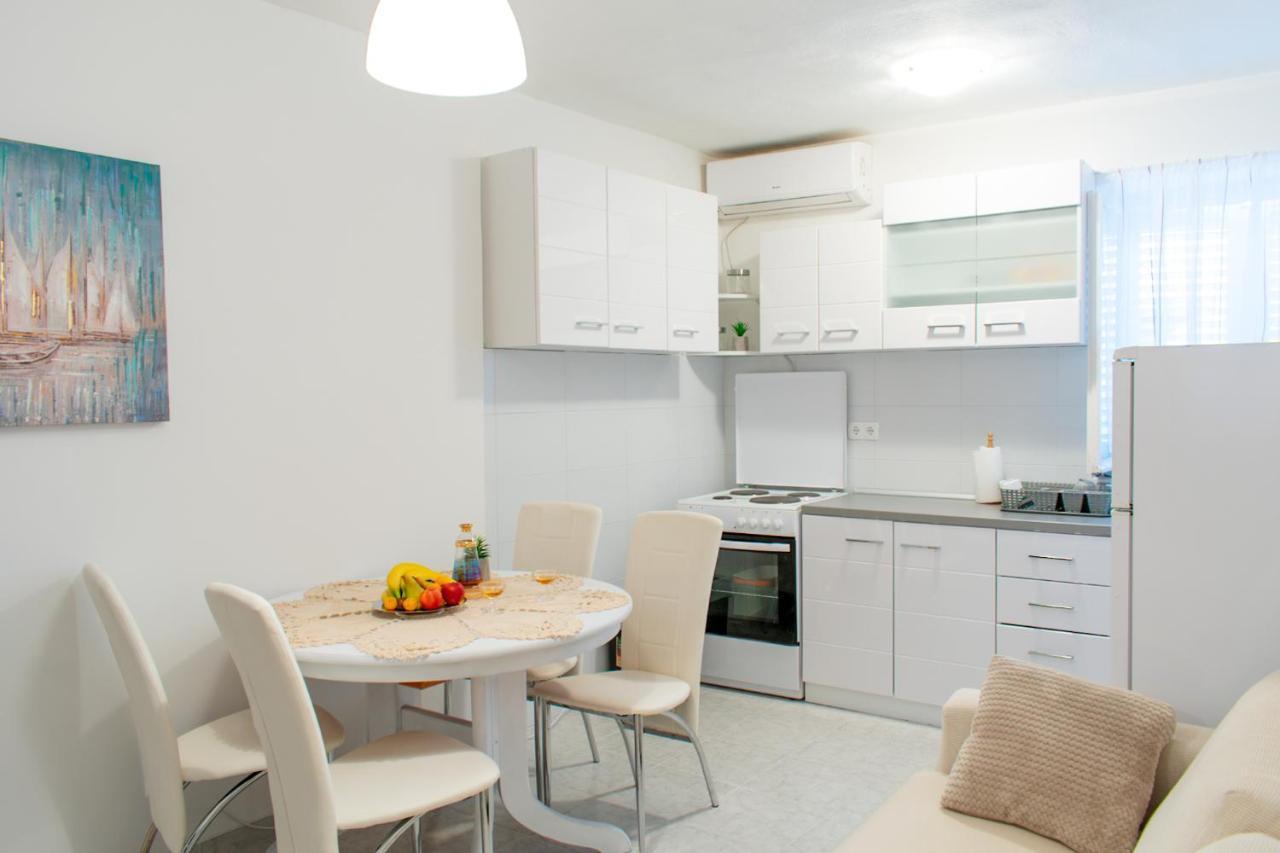 Apartman Karmen Apartment คาชเตลา ภายนอก รูปภาพ